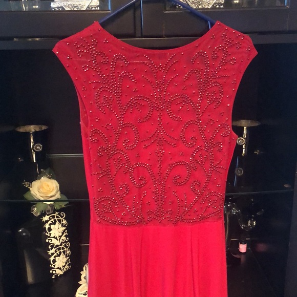 Beautiful red gown - Picture 3 of 4